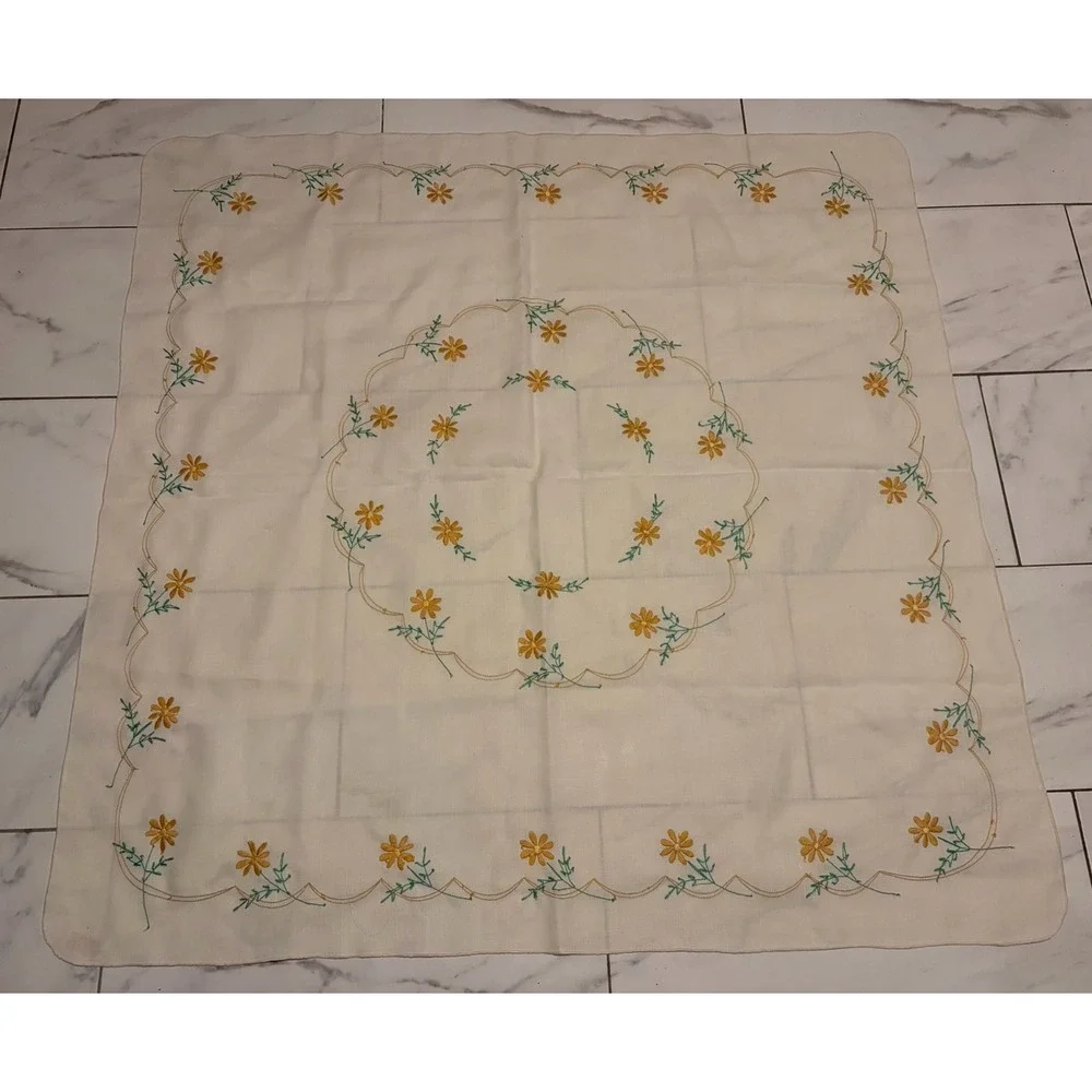 VTG Hand Embroidered Daisy Linen Tablecloth 48x48 + 4 Napkins Cottagecore